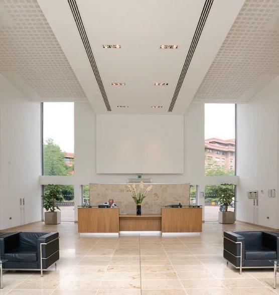 68-72 Hammersmith Rd, London to rent - Interior Photo - Image 2 of 8