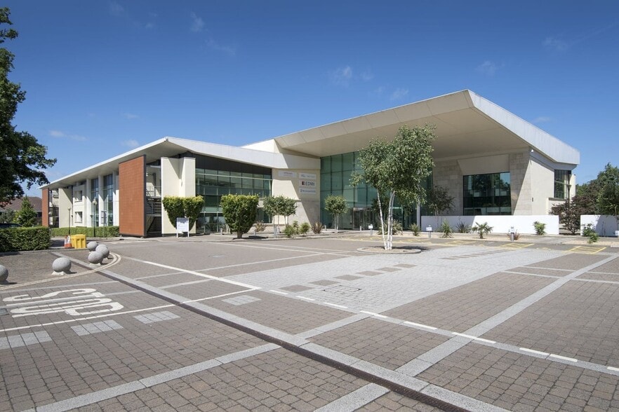 17 Bartley Way, Hook to rent - Building Photo - Image 1 of 13