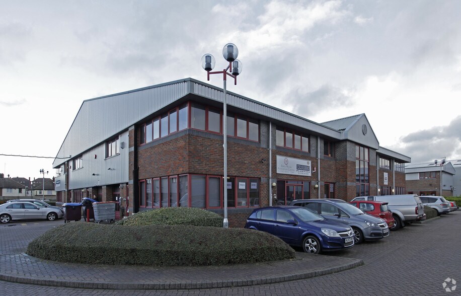 14 Laporte Way, Luton for sale - Primary Photo - Image 1 of 1