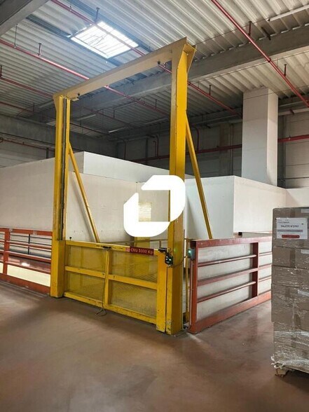 Industrial in Saint-Quentin-Fallavier to rent - Interior Photo - Image 3 of 17