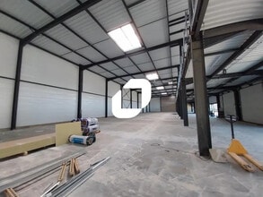 Light Industrial in Saint-Quentin-Fallavier to rent Building Photo- Image 1 of 2