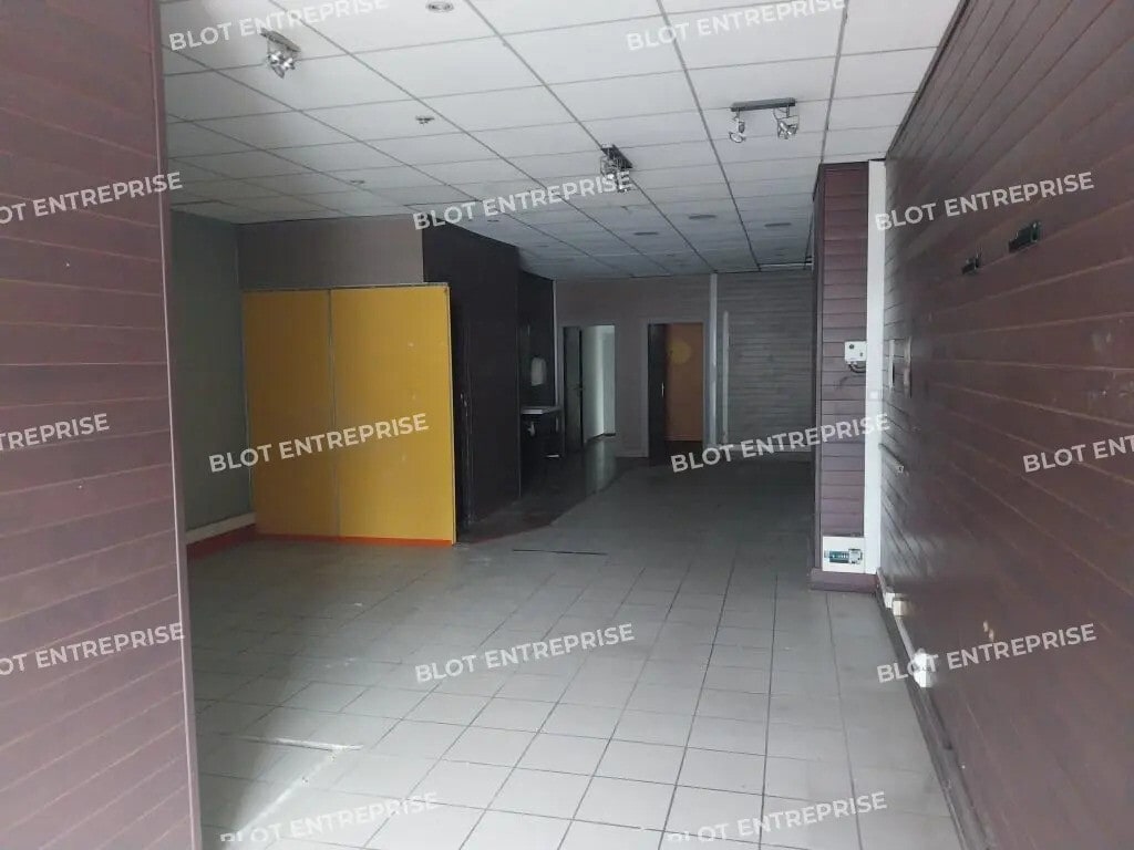 Location Commerce 150 m² - Photo 1