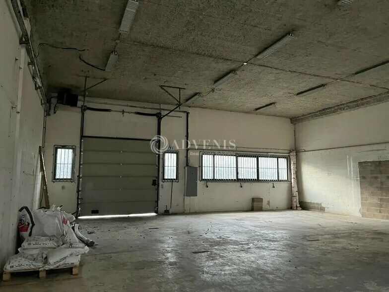 Light Industrial in Plaisir to rent - Building Photo - Image 1 of 7