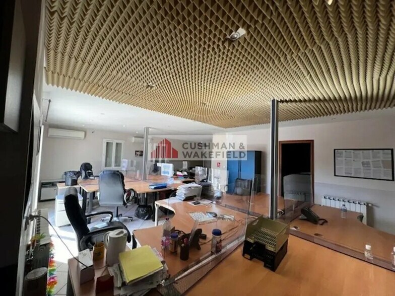 Light Industrial in Marguerittes for sale - Interior Photo - Image 2 of 3