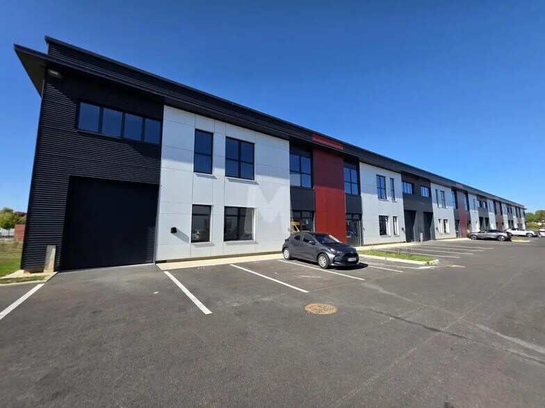 Light Industrial in Lieusaint for sale - Building Photo - Image 2 of 9