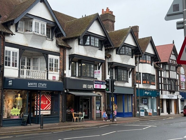 6 Burkes Para, Beaconsfield to rent - Building Photo - Image 1 of 7