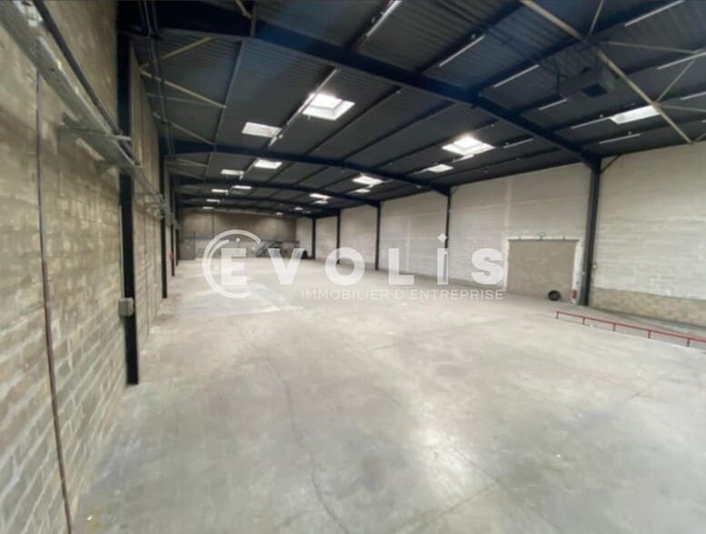 12 Avenue Arago, Morangis to rent - Building Photo - Image 2 of 9