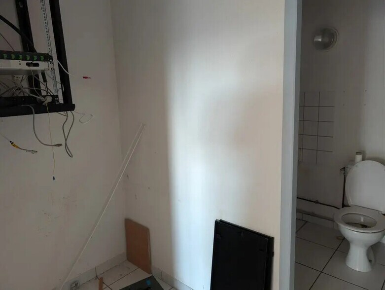 Office in Valence to rent - Building Photo - Image 2 of 6