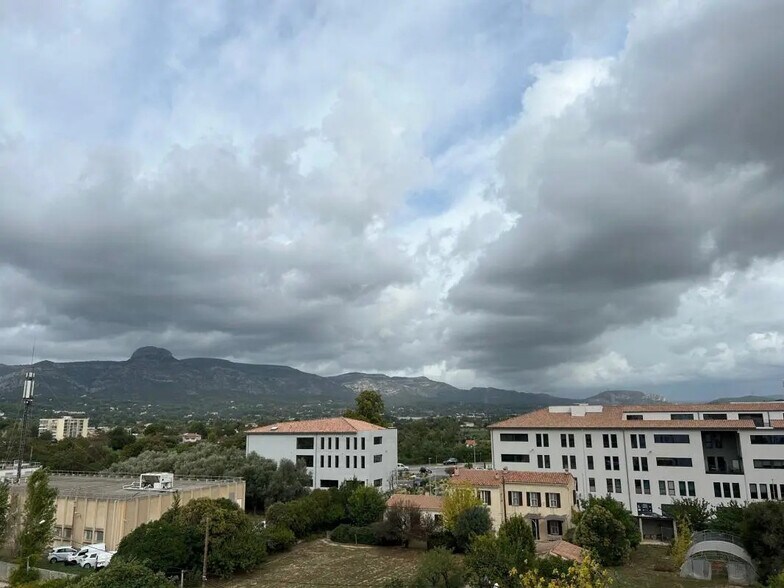 Office in Aubagne to rent - Building Photo - Image 2 of 6