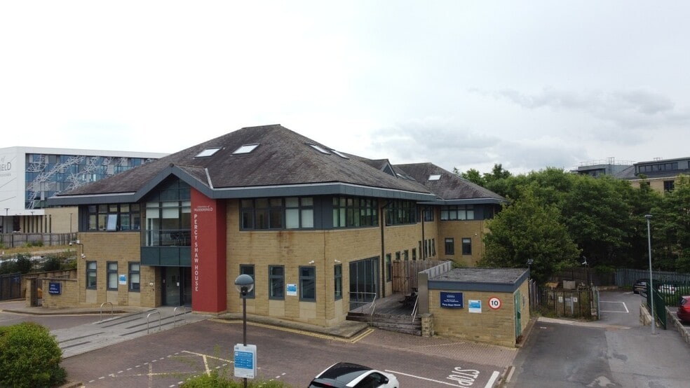 Queen St, Huddersfield to rent - Building Photo - Image 2 of 3