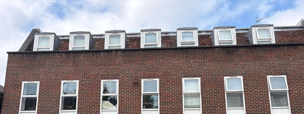 120 South St, Dorking to rent - Building Photo - Image 2 of 2