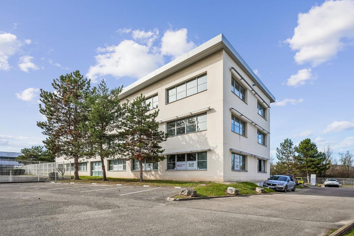 Office in Saint-Genis-Laval for sale Building Photo- Image 1 of 15