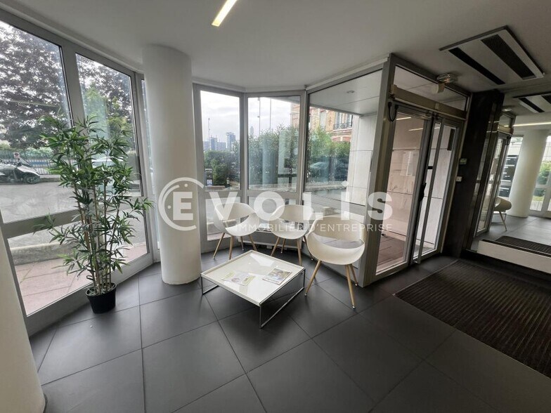 Office in Charenton-le-Pont to rent - Lobby - Image 3 of 29