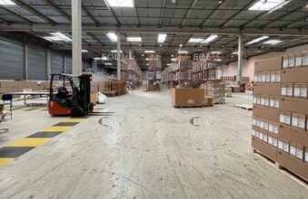 Industrial in Éragny to rent Interior Photo- Image 1 of 5