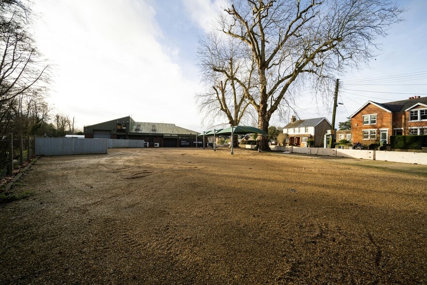 Harwoods Pulborough London Road portfolio of 2 properties for sale on LoopNet.co.uk - Building Photo - Image 2 of 6