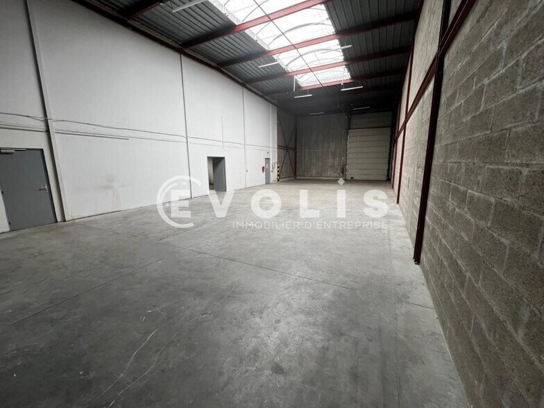 Light Industrial in Bondoufle to rent - Interior Photo - Image 2 of 8