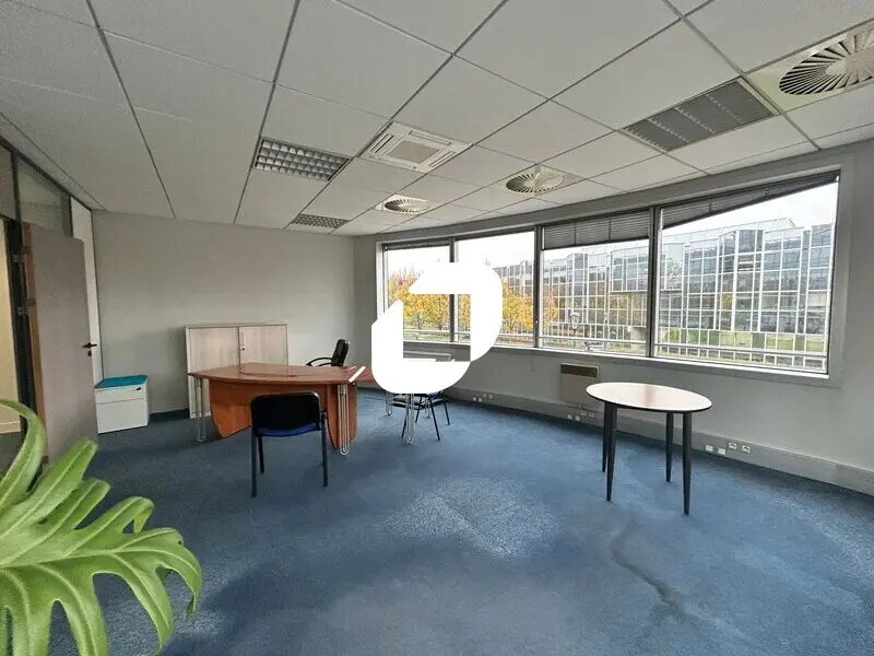 Office in Villepinte to rent Interior Photo- Image 1 of 7