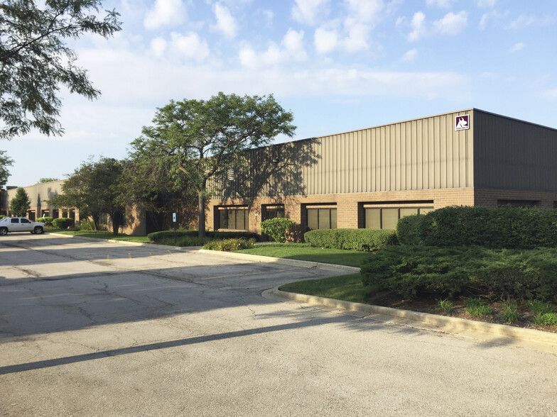 1055-1071 Kingsland Dr, Batavia, IL for rent - Building Photo - Image 1 of 1