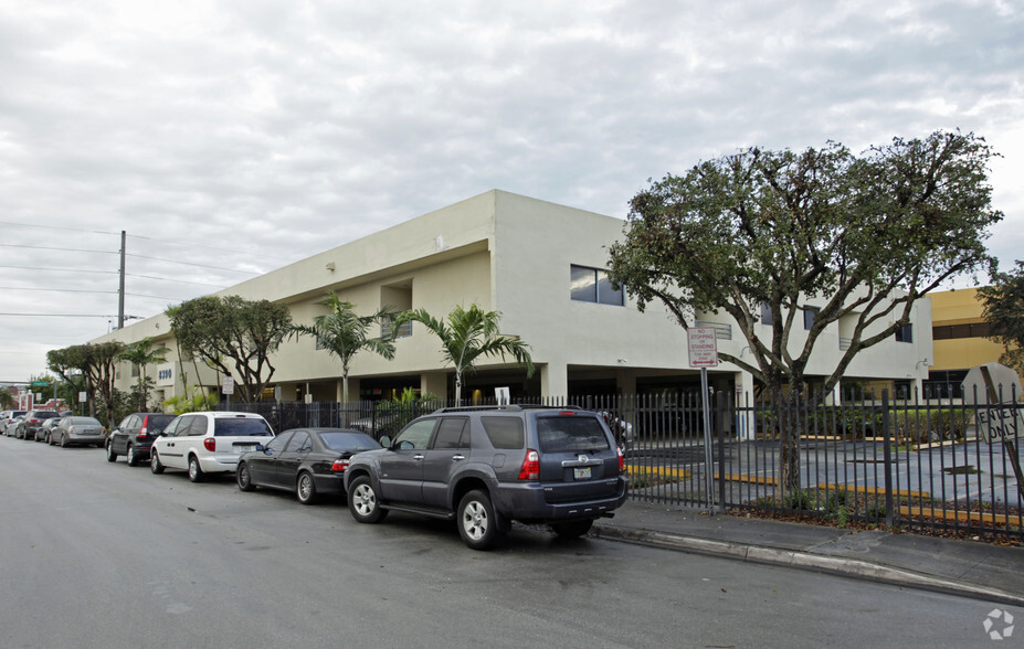 Office in Miami, FL for sale - Primary Photo - Image 1 of 1