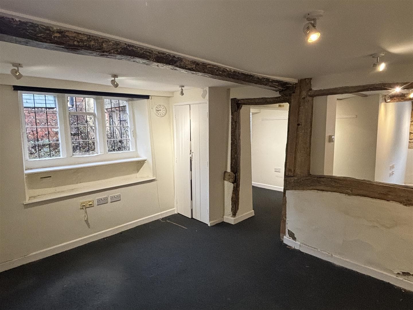 27 High St, Broadway to rent Interior Photo- Image 1 of 5