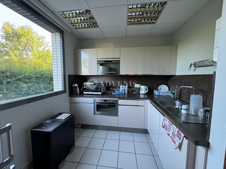 Office in Magny-le-Hongre to rent - Interior Photo - Image 3 of 6
