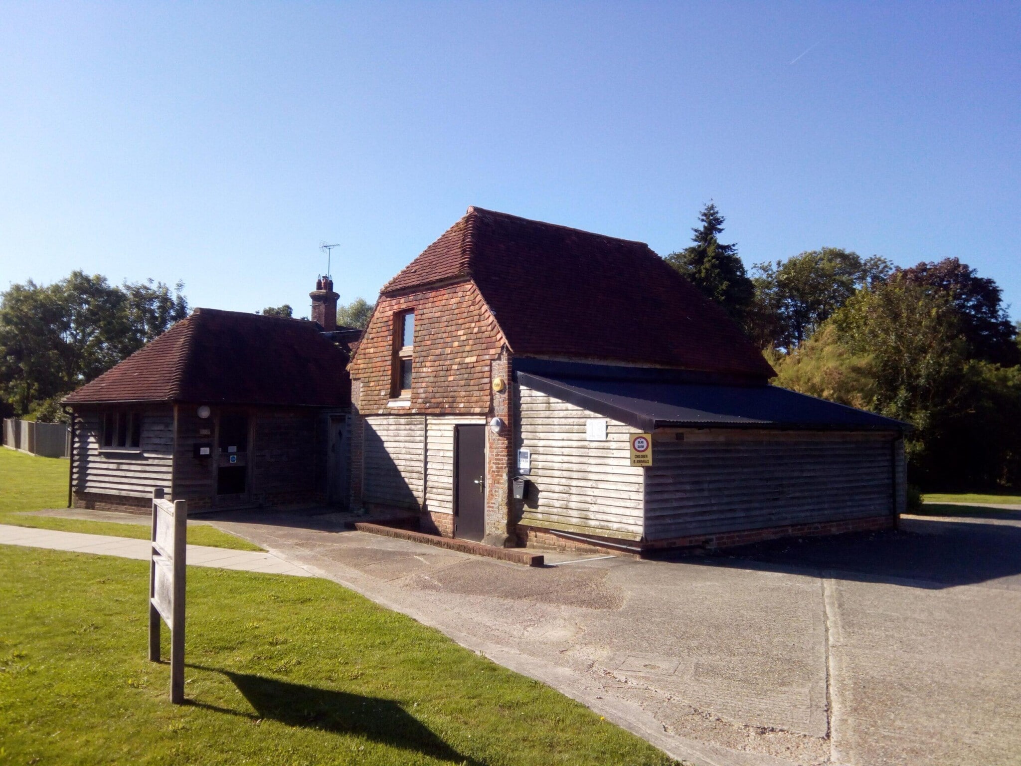 Worthing Rd, West Grinstead to rent Building Photo- Image 1 of 6