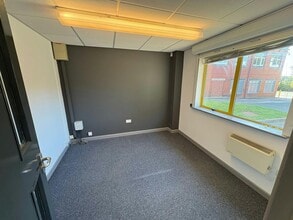 Burley Hill Trading Est, Leeds to rent Interior Photo- Image 1 of 3