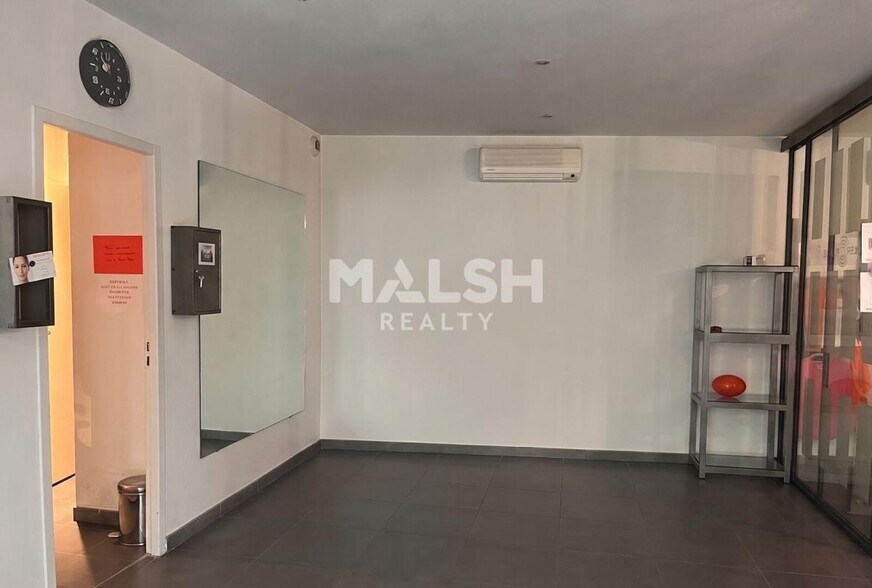 Retail in Lyon to rent - Interior Photo - Image 2 of 3