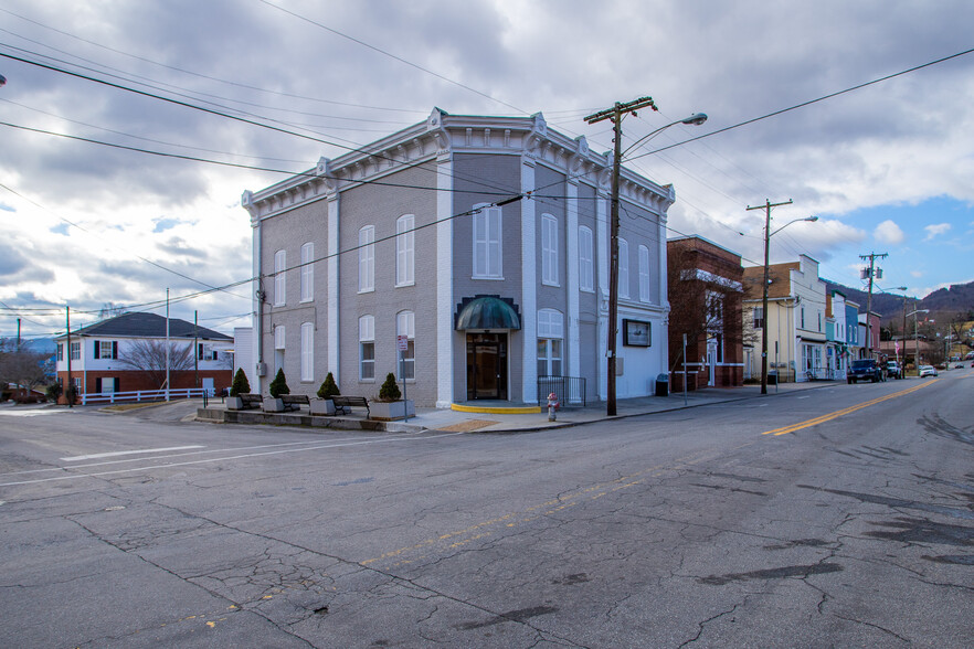 181 Main, New Castle, VA for rent - Primary Photo - Image 1 of 30