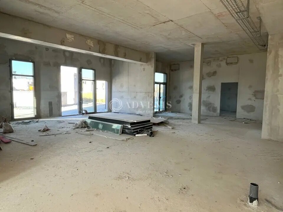 Retail in Serris for sale Interior Photo- Image 1 of 9