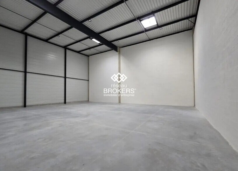 Industrial in Osny to rent - Interior Photo - Image 2 of 3