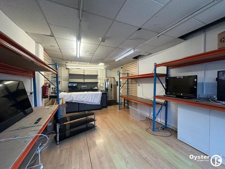 71 Westbury Ave, London to rent - Building Photo - Image 2 of 4