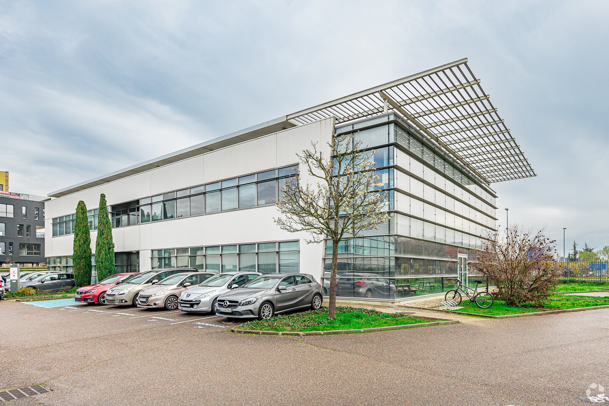 Office in Dardilly to rent Primary Photo- Image 1 of 3