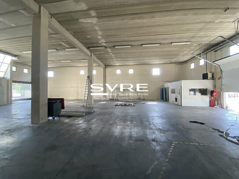 Retail in Aubagne to rent - Interior Photo - Image 2 of 3