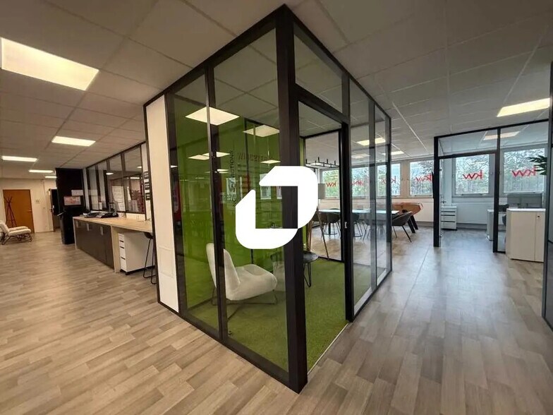 Office in Osny to rent - Interior Photo - Image 2 of 18