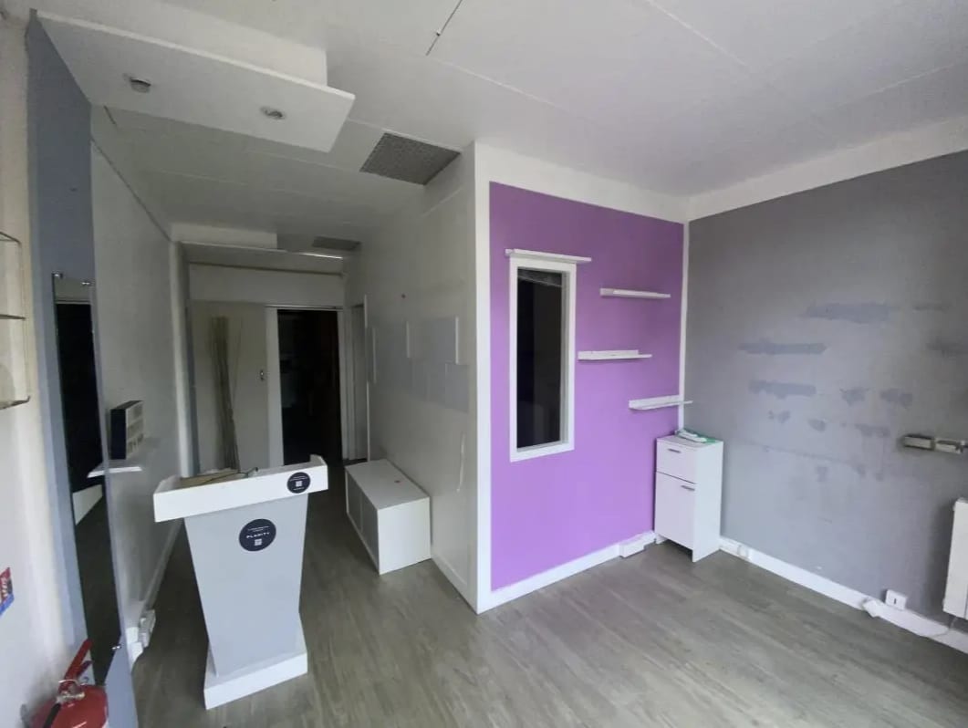 Retail in Versailles to rent Interior Photo- Image 1 of 6