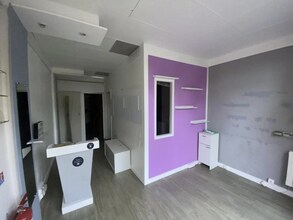 Retail in Versailles to rent Interior Photo- Image 1 of 6