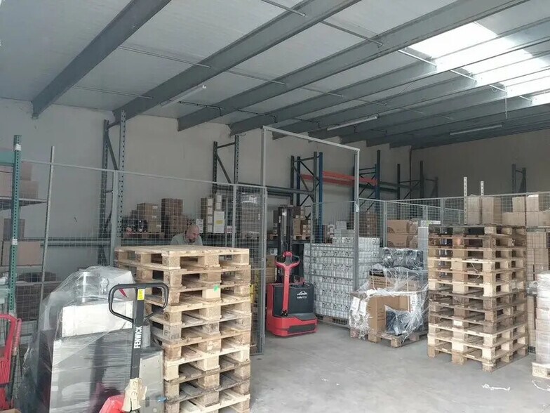 Light Industrial in Aubagne to rent - Interior Photo - Image 2 of 3