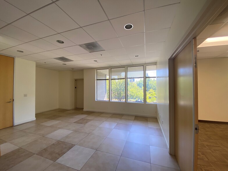 777 Cuesta Dr, Mountain View, CA for rent - Interior Photo - Image 2 of 8