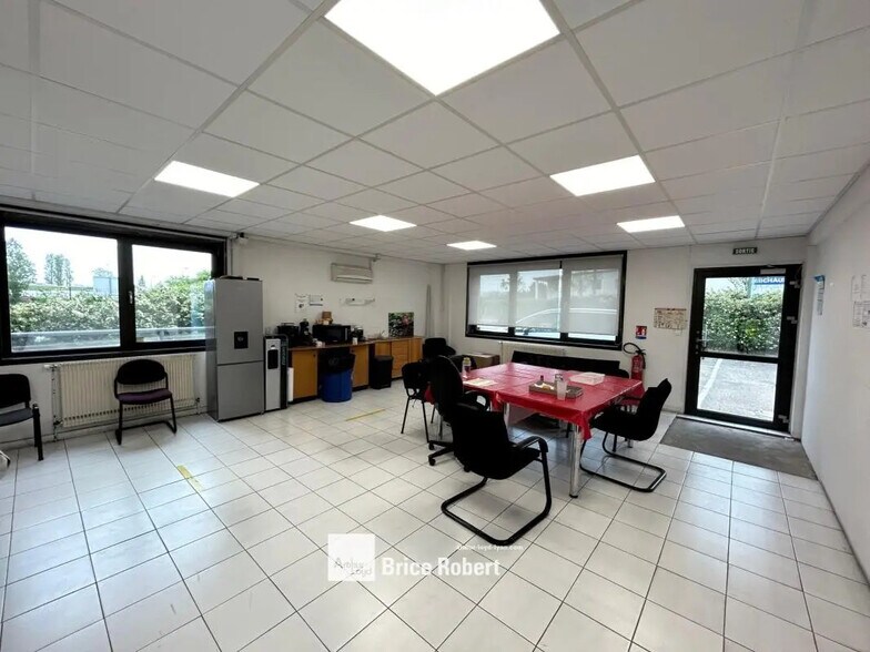 Light Industrial in Chassieu to rent - Interior Photo - Image 3 of 5