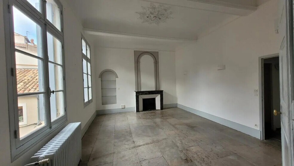 Retail in Montpellier to rent - Interior Photo - Image 2 of 7