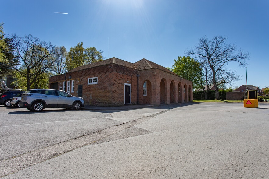 Leeds East Airport, Church Fenton to rent - Building Photo - Image 3 of 4