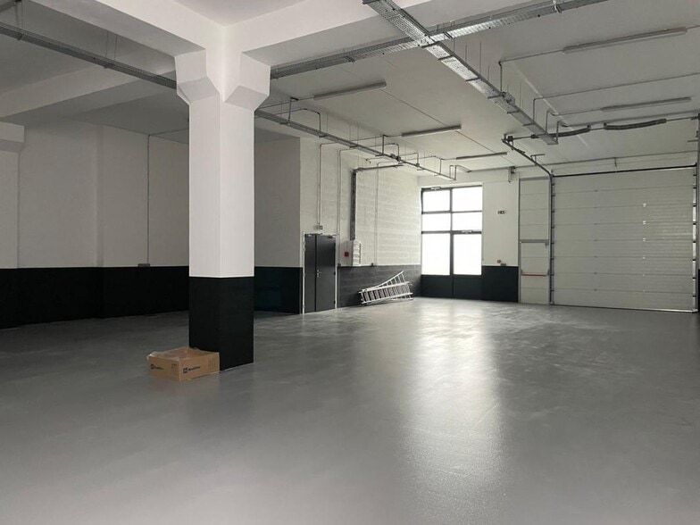 Industrial in Villejuif to rent - Building Photo - Image 2 of 4