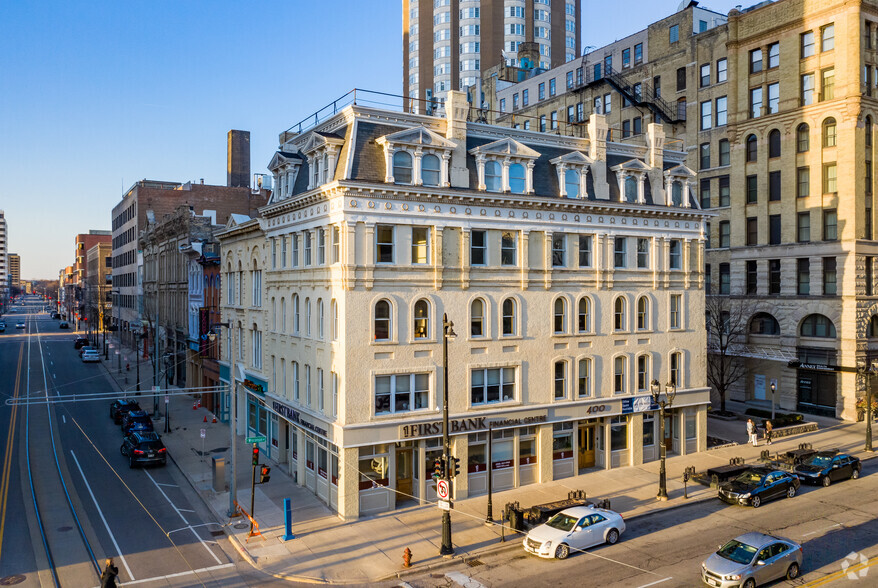 400 E Wisconsin Ave, Milwaukee, WI for rent - Primary Photo - Image 1 of 16