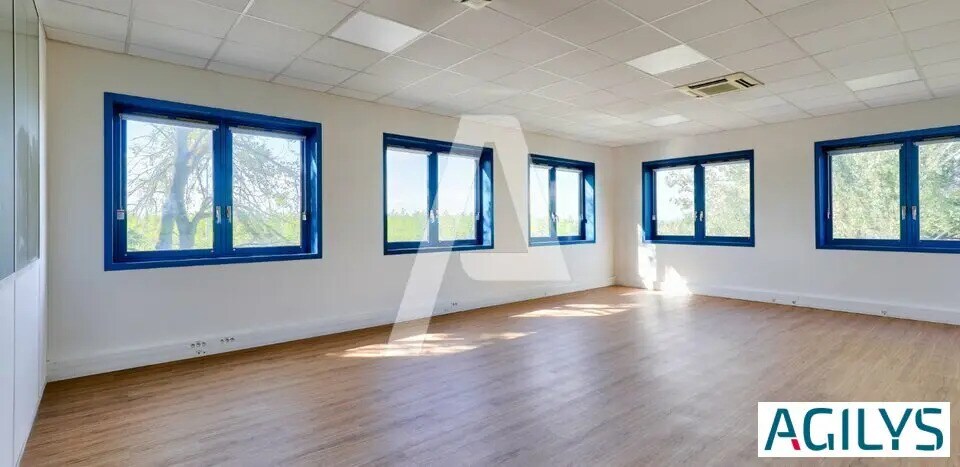 Office in Fresnes to rent - Interior Photo - Image 2 of 3