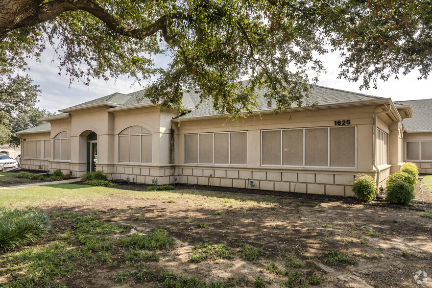 1625 Lancaster Dr, Grapevine, TX for rent - Building Photo - Image 1 of 12