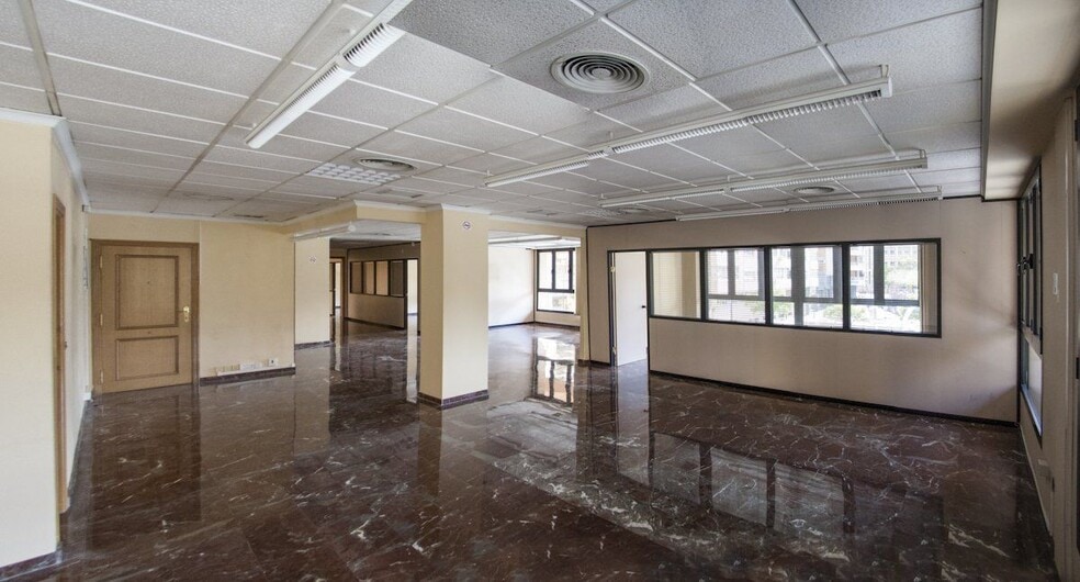 Office in València, Valencia to rent - Building Photo - Image 1 of 30