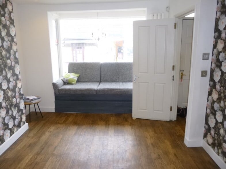 204 High St, Dorking for sale - Interior Photo - Image 2 of 10