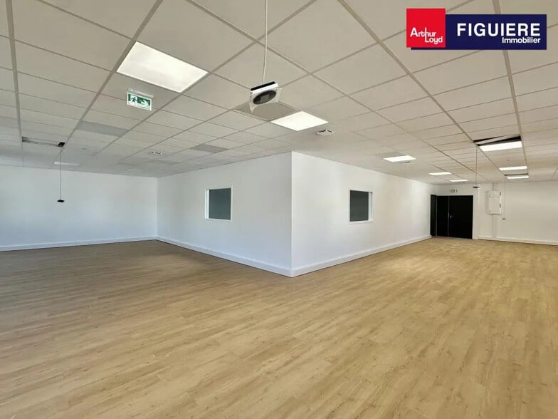 Chemin De La Bastide Blanche, Vitrolles to rent - Building Photo - Image 2 of 8