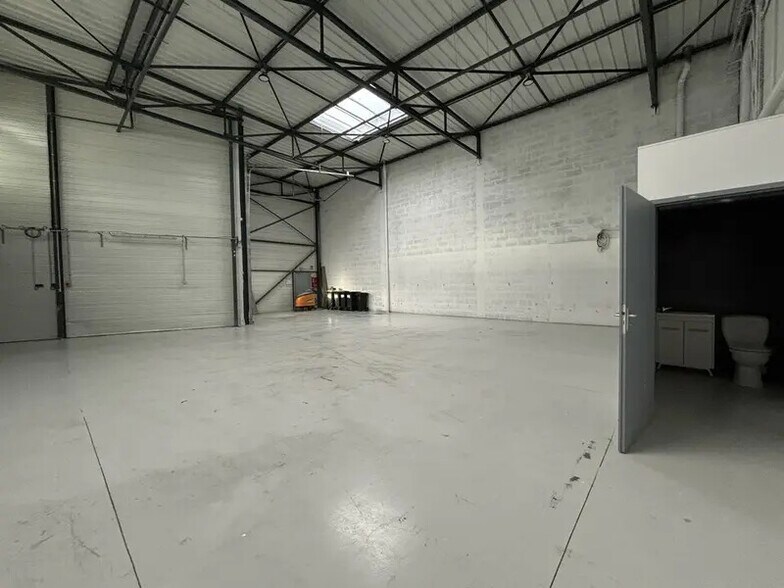 36 Rue Champ Dolin, Saint-Priest to rent - Interior Photo - Image 3 of 11